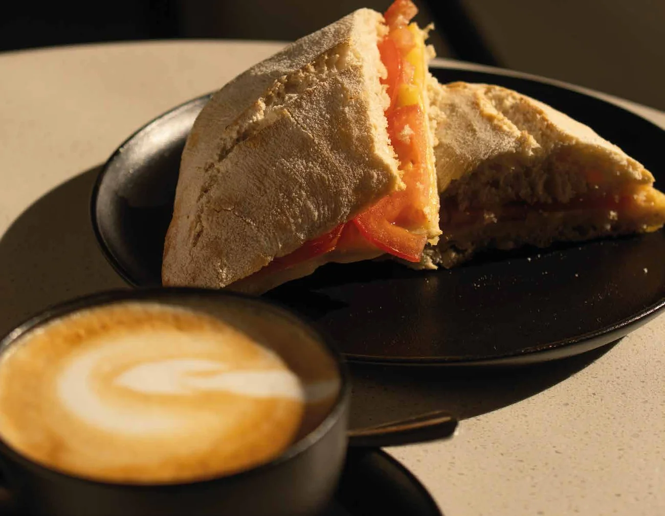 Ciabatta de masa madre y flat white con latte art