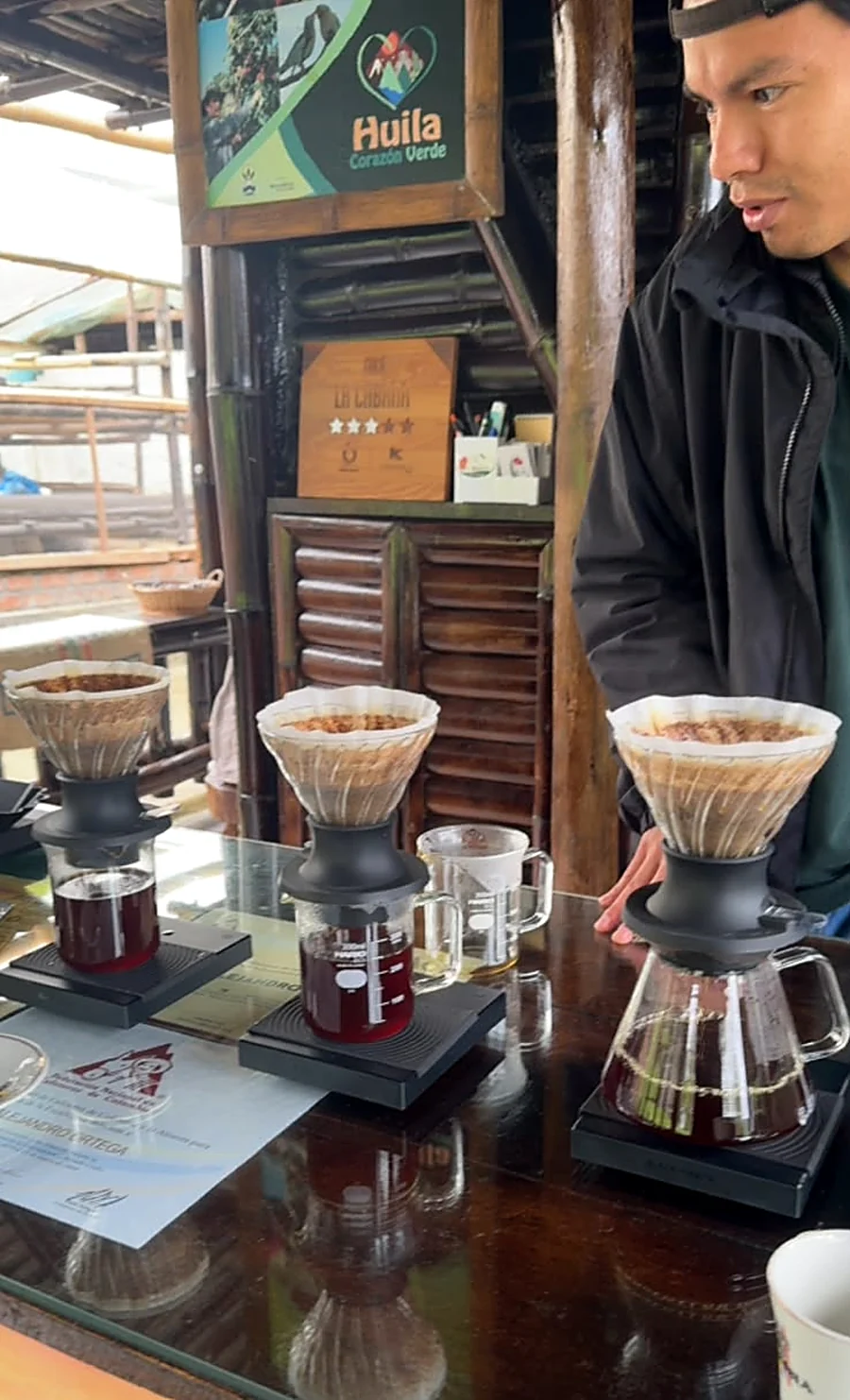 Tres filtrados preparándose a mano en una cafetería del Huila, Colombia